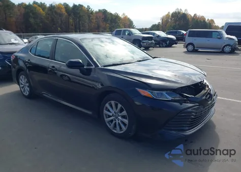 2019 Toyota Camry Le z USA, uszkodzony, nr VIN 4T1B11HK2KU854884